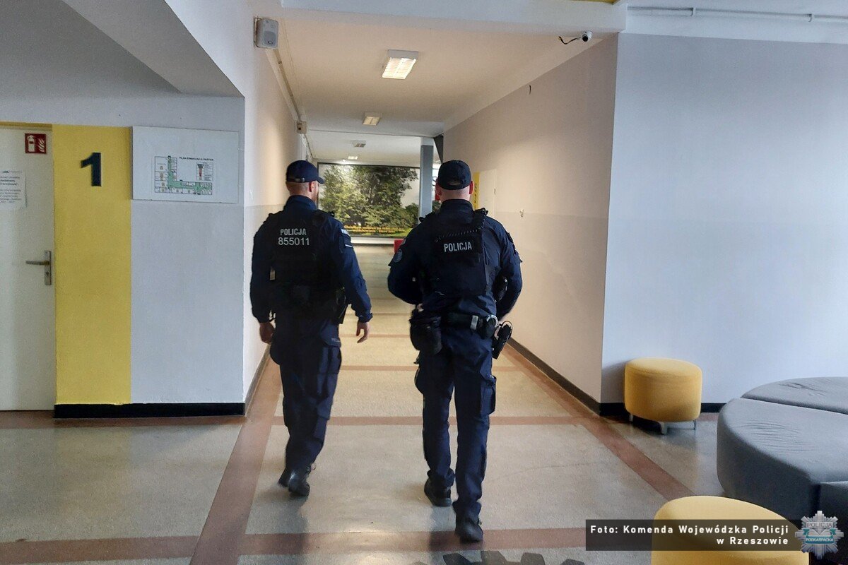 Więcej patroli przy szkołach na Podkarpaciu. Policja reaguje na ostatnie ataki 3 - Polskie Radio Rzeszów Więcej patroli przy szkołach na Podkarpaciu. Policja reaguje na ostatnie ataki - Polskie Radio Rzeszów
