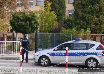Więcej patroli przy szkołach na Podkarpaciu. Policja reaguje na ostatnie ataki 4 - Polskie Radio Rzeszów Więcej patroli przy szkołach na Podkarpaciu. Policja reaguje na ostatnie ataki