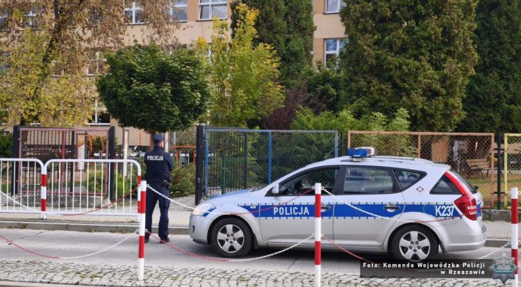 Więcej patroli przy szkołach na Podkarpaciu. Policja reaguje na ostatnie ataki 1 - Polskie Radio Rzeszów Więcej patroli przy szkołach na Podkarpaciu. Policja reaguje na ostatnie ataki