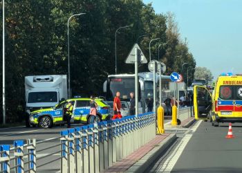 Wypadek na&nbsp;DK9 w&nbsp;Rudnej Małej. Doszło do&nbsp;zderzenia motocykla z&nbsp;osobówką
