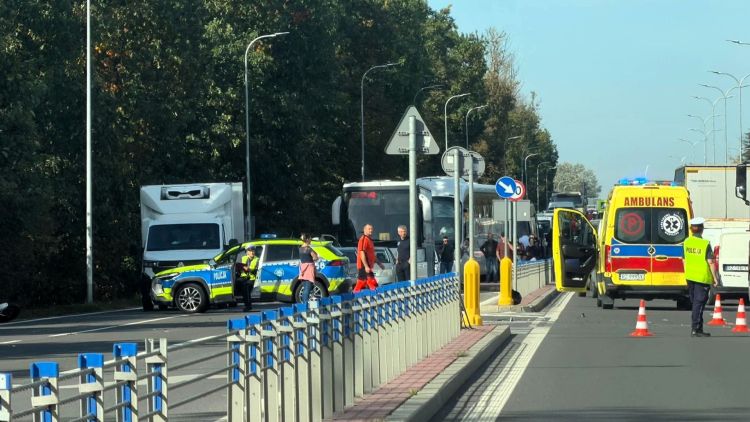 Zderzenie auta z&nbsp;motocyklem w&nbsp;Rudnej Małej. Droga w&nbsp;kierunku Rzeszowa zablokowana [AKTUALIZACJA]