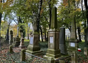 Remonty na&nbsp;cmentarzach w&nbsp;Rzeszowie. Odnowiono nagrobki i&nbsp;alejki