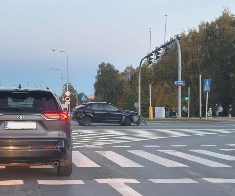 Zderzenie dwóch samochodów na&nbsp;skrzyżowaniu ulic Witosa i&nbsp;Wiktora. Utrudnienia w&nbsp;ruchu