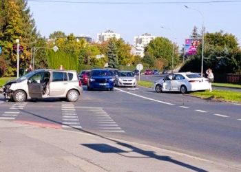 Zderzenie dwóch samochodów w Rzeszowie. Utrudnienia na al. Niepodległości 3 - Polskie Radio Rzeszów Zderzenie dwóch samochodów w Rzeszowie. Utrudnienia na al. Niepodległości