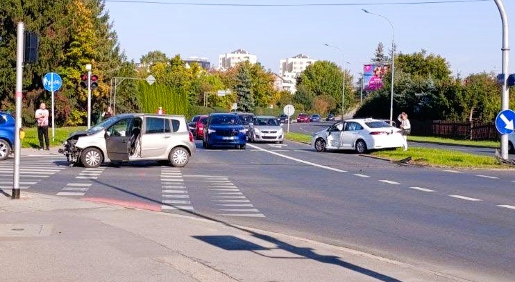 Zderzenie dwóch samochodów w Rzeszowie. Utrudnienia na al. Niepodległości 1 - Polskie Radio Rzeszów Zderzenie dwóch samochodów w Rzeszowie. Utrudnienia na al. Niepodległości