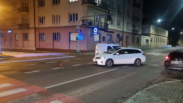 Zderzenie dwóch samochodów na&nbsp;skrzyżowaniu w&nbsp;centrum Rzeszowa