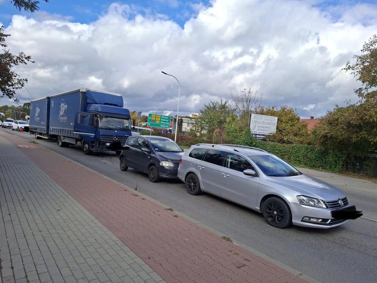 Zderzenie trzech samochodów w&nbsp;Tarnobrzegu. Dwie osoby poszkodowane, ruch wahadłowy