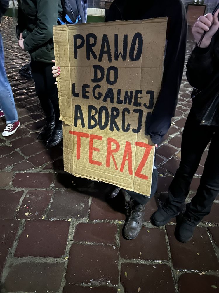 Protest w sprawie aborcji na Rynku w Rzeszowie. Demonstracja i kontrmanifestacja w rocznicę wyroku TK 2 - Polskie Radio Rzeszów Protest w sprawie aborcji na Rynku w Rzeszowie. Demonstracja i kontrmanifestacja w rocznicę wyroku TK - Polskie Radio Rzeszów