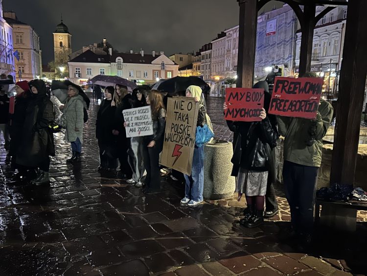 Protest w sprawie aborcji na Rynku w Rzeszowie. Demonstracja i kontrmanifestacja w rocznicę wyroku TK 3 - Polskie Radio Rzeszów Protest w sprawie aborcji na Rynku w Rzeszowie. Demonstracja i kontrmanifestacja w rocznicę wyroku TK - Polskie Radio Rzeszów