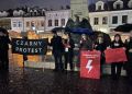 Protest w sprawie aborcji na Rynku w Rzeszowie. Demonstracja i kontrmanifestacja w rocznicę wyroku TK 5 - Polskie Radio Rzeszów Protest w sprawie aborcji na Rynku w Rzeszowie. Demonstracja i kontrmanifestacja w rocznicę wyroku TK