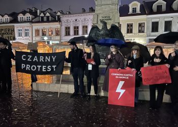 Protest w sprawie aborcji na Rynku w Rzeszowie. Demonstracja i kontrmanifestacja w rocznicę wyroku TK 22 - Polskie Radio Rzeszów Protest w sprawie aborcji na Rynku w Rzeszowie. Demonstracja i kontrmanifestacja w rocznicę wyroku TK