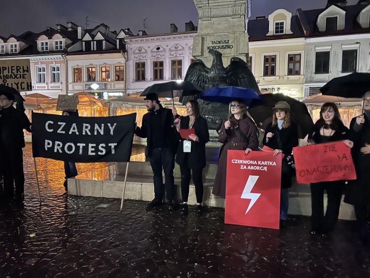 Protest w sprawie aborcji na Rynku w Rzeszowie. Demonstracja i kontrmanifestacja w rocznicę wyroku TK 1 - Polskie Radio Rzeszów Protest w sprawie aborcji na Rynku w Rzeszowie. Demonstracja i kontrmanifestacja w rocznicę wyroku TK