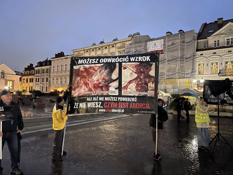 Protest w sprawie aborcji na Rynku w Rzeszowie. Demonstracja i kontrmanifestacja w rocznicę wyroku TK 4 - Polskie Radio Rzeszów Protest w sprawie aborcji na Rynku w Rzeszowie. Demonstracja i kontrmanifestacja w rocznicę wyroku TK - Polskie Radio Rzeszów