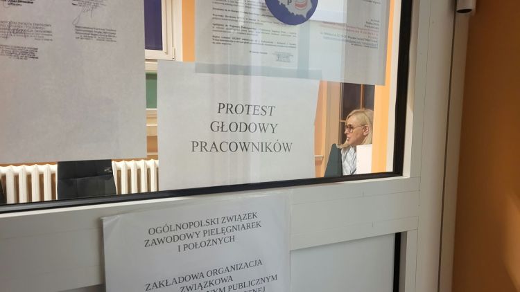 Protest głodowy w&nbsp;szpitalu w&nbsp;Sanoku. Związkowcy domagają się odwołania dyrektorki